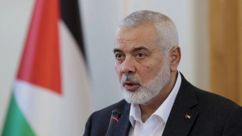 El máximo dirigente del grupo terrorista Hamás, Ismail Haniyeh, habla durante una rueda de prensa en Teherán, Irán, el 26 de marzo de 2024. (Majid Asgaripour/WANA vía Reuters)