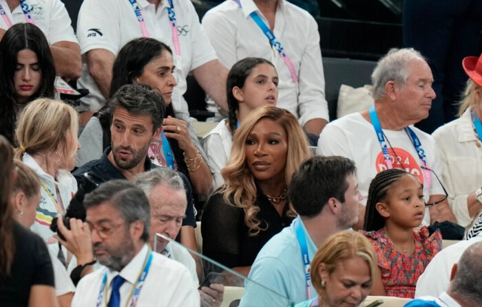 Serena Williams en las gradas antes de la ronda final por equipos de gimnasia artística femenina en el Bercy Arena de París, Francia, el 30 de julio de 2024. (Natacha Pisarenko/Foto AP
