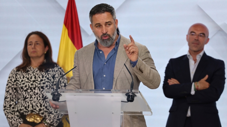 El líder del partido español Vox, Santiago Abascal (C), y el candidato de Vox, Jorge Buxade (D), en una rueda de prensa tras los resultados de las elecciones al Parlamento Europeo, en Madrid, el 9 de junio de 2024. (Foto de THOMAS COEX/AFP vía Getty Images)