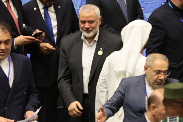 El líder del grupo militante palestino Hamás, Ismael Haniyeh, asiste a la ceremonia de juramento del nuevo presidente, en el Parlamento de Teherán, el 30 de julio de 2024. El reformista iraní Masoud Pezeshkian prestó juramento como noveno presidente de la república islámica. (Foto de AFP/ via Getty Images)