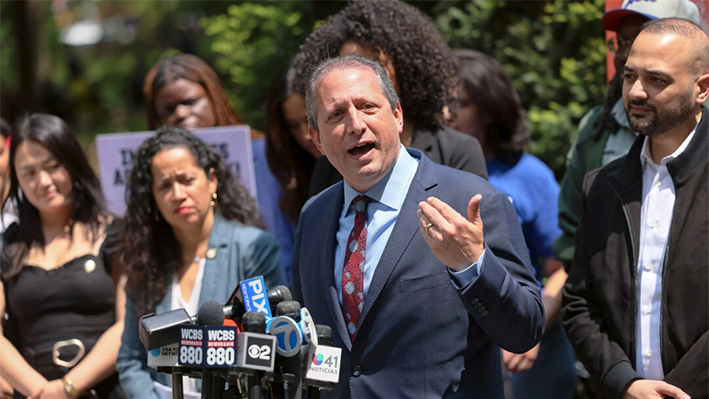 El auditor Brad Lander habla durante una manifestación a favor de los derechos de los inmigrantes en el Ayuntamiento de Nueva York el 11 de mayo de 2023. (Michael M. Santiago/Getty Images)