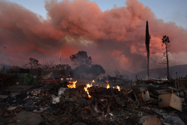 Una propiedad arde durante el incendio Nixon, con órdenes de evacuación, el 29 de julio de 2024 cerca de Aguanga, California. (Mario Tama/Getty Images)