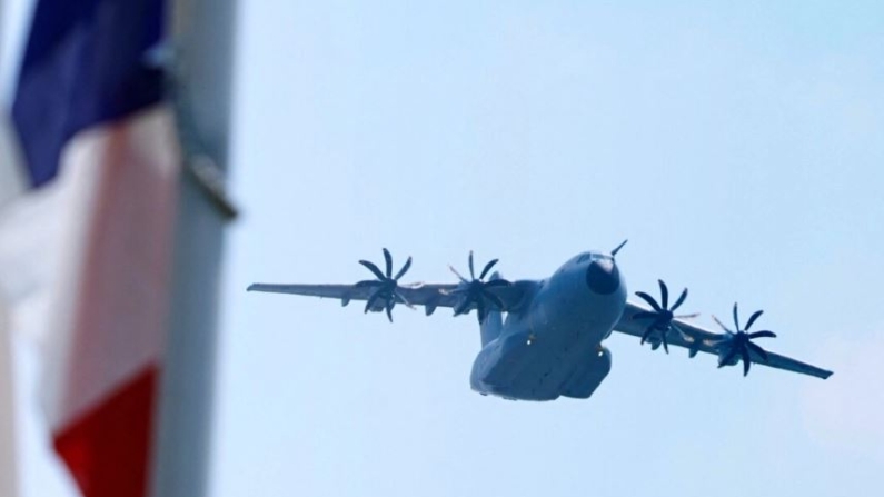 Un avión de transporte A400M de la Fuerza Aérea y Espacial Francesa sobrevuela el Parque Conmemorativo de la Aviación de Tokorozawa, cerca de la Base Aérea de Iruma de la Fuerza de Autodefensa Aérea de Japón (JASDF) en la prefectura de Saitama, el 28 de julio de 2023, como parte de su primer ejercicio conjunto de aviones de combate en Japón. (Kazuhiro Nogi/AFP vía Getty Images)