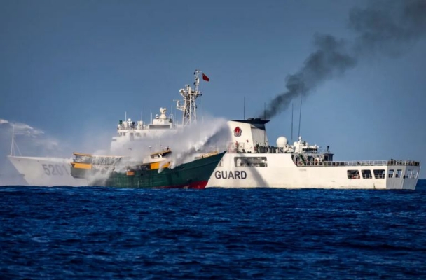 Un buque de la Guardia Costera china dispara un cañón de agua contra un buque fletado por la Armada filipina, que lleva a cabo una misión rutinaria de reabastecimiento a las tropas estacionadas en Second Thomas Shoal, en el Mar de China Meridional, el 5 de marzo de 2024. (Ezra Acayan/Getty Images)