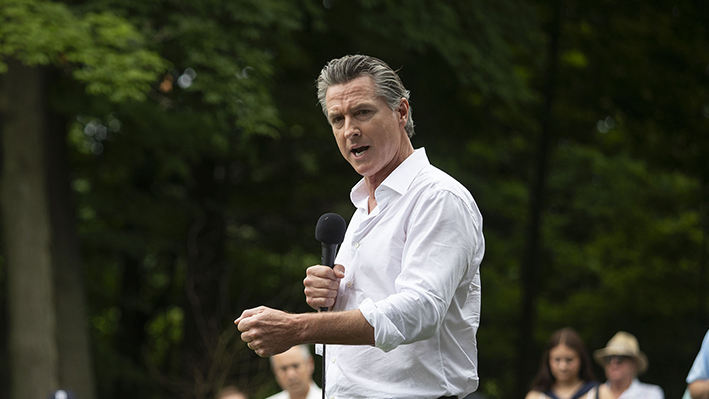 El gobernador de California Gavin Newsom hace campaña por el presidente Joe Biden en el evento «BBQ for Biden-Harris» del Partido Demócrata del Condado de Van Buren el 4 de julio de 2024 en South Haven, Michigan. (Bill Pugliano/Getty Images)