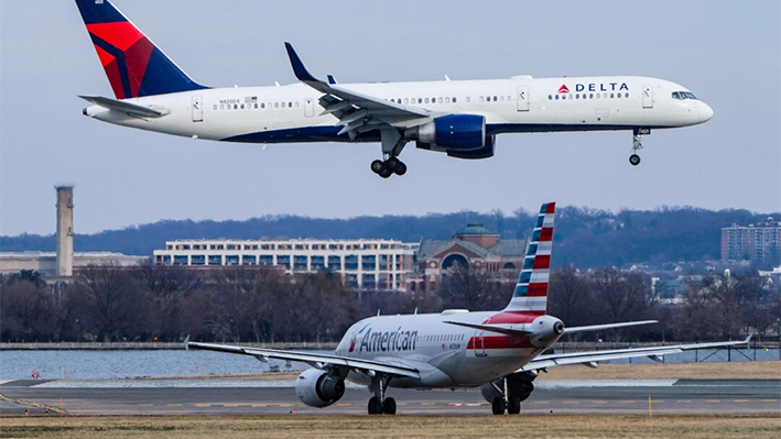 Un avión de Delta Air Lines se prepara para aterrizar en el Aeropuerto Nacional Reagan en Arlington, Virginia, el 24 de enero de 2022. (Joshua Roberts/Reuters)
