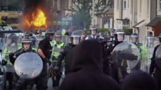 Policía británica enfrenta violenta manifestación tras muerte de 3 niñas en ataque con arma blanca