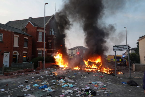 La policía antidisturbios intenta contener a los manifestantes después de que estallara el desorden el 30 de julio de 2024 en Southport, Inglaterra. (Getty Images)