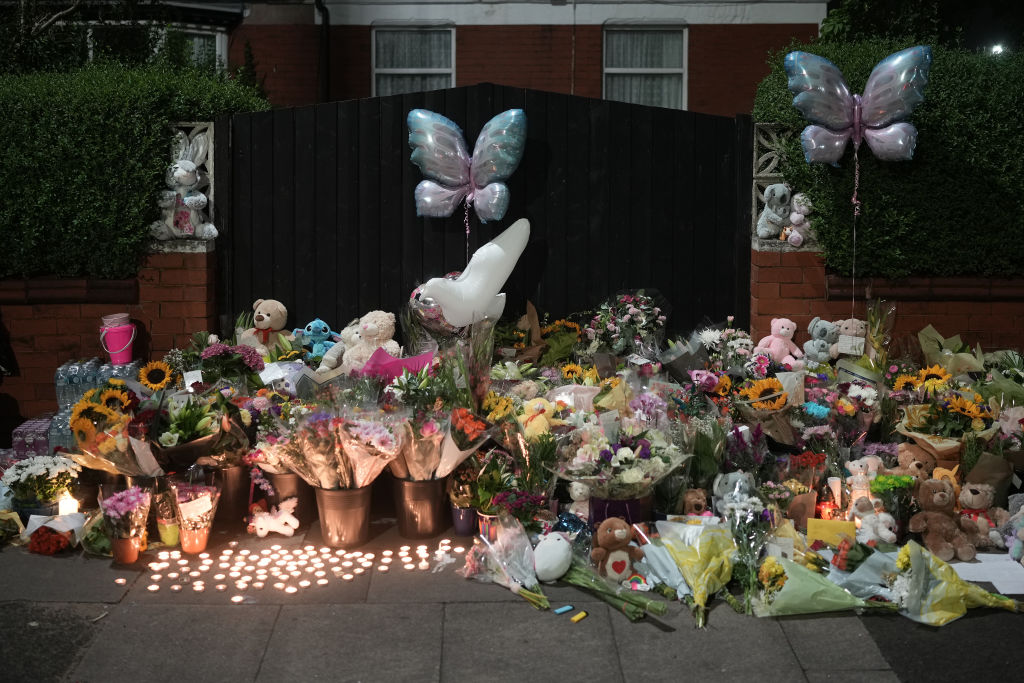 Homenajes y velas a las víctimas del ataque con cuchillo de Southport continúan cerca de la escena el 30 de julio de 2024 en Southport, Inglaterra. (Christopher Furlong/Getty Images)