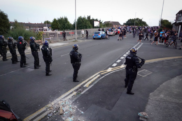 Policías antidisturbios contienen a manifestantes después de que estallaran disturbios el 30 de julio de 2024 en Southport, Inglaterra. (Getty Images)