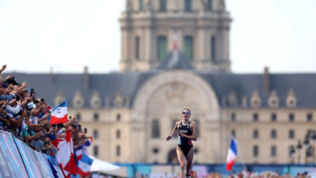 La francesa Beaugrand y el británico Yee ganan triatlón tras dudas por calidad del agua del Sena