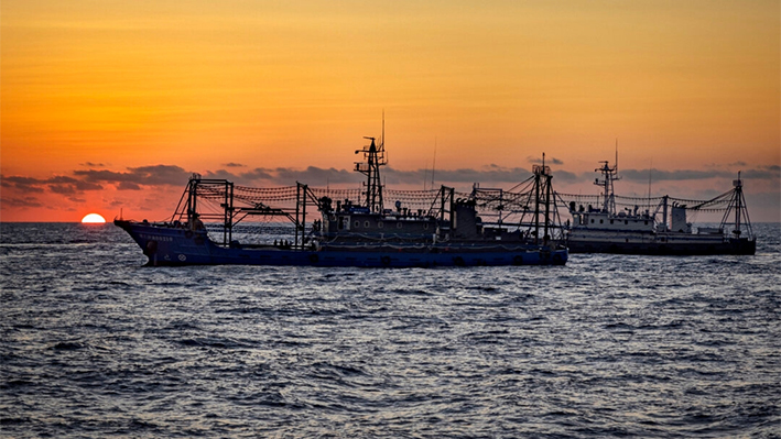 Barcos de la milicia china son vistos mientras barcos filipinos llevan a cabo una misión de reabastecimiento a las tropas estacionadas en el Banco de arena Ayungin, en el mar de China Meridional, el 5 de marzo de 2024. (Ezra Acayan/Getty Images)
