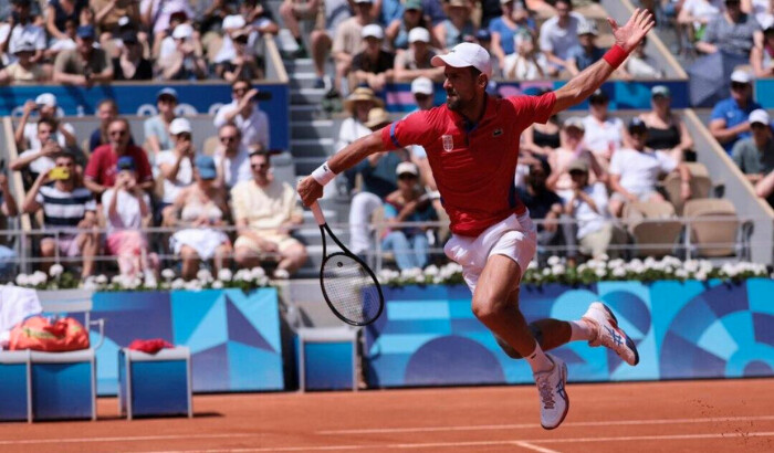 Novak Djokovic de Serbia en acción durante su partido contra Dominik Koepfer de Alemania durante el partido de la Tercera Ronda de Individuales Masculinos en el Estadio Garros, París el 31 de julio de 2024. (Claudia Greco/Reuters)