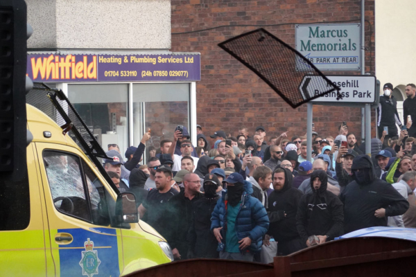 La policía antidisturbios intenta contener a los manifestantes después de que estallara el desorden el 30 de julio de 2024 en Southport, Inglaterra. (Getty Images)