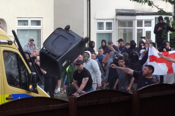 Policías antidisturbios contienen a manifestantes después de que estallaran disturbios el 30 de julio de 2024 en Southport, Inglaterra. (Getty Images)