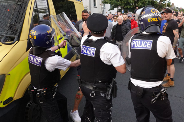 La policía antidisturbios contiene a los manifestantes después de que estallara el desorden el 30 de julio de 2024 en Southport, Inglaterra. (Getty Images)