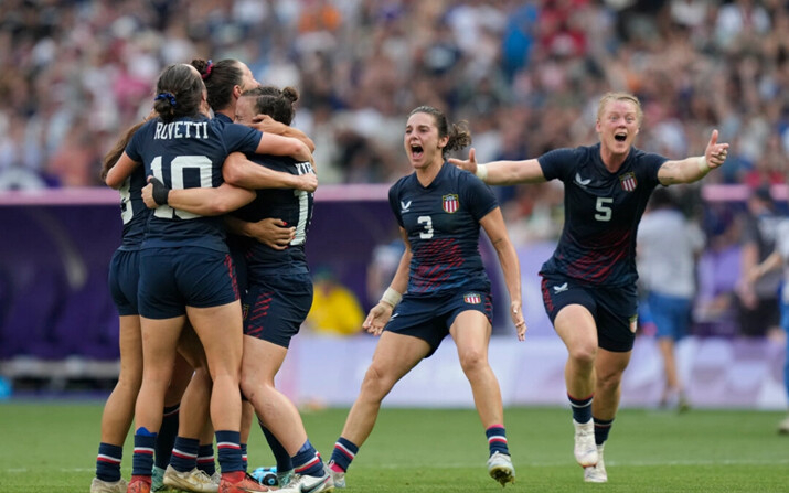 El equipo de Estados Unidos celebra después de ganar el partido por la medalla de bronce en rugby sevens femenino entre Estados Unidos y Australia en los Juegos Olímpicos de Verano de 2024, en el Stade de France, en Saint-Denis, Francia, el 30 de julio de 2024. (Vadim Ghirda/AP Photo)