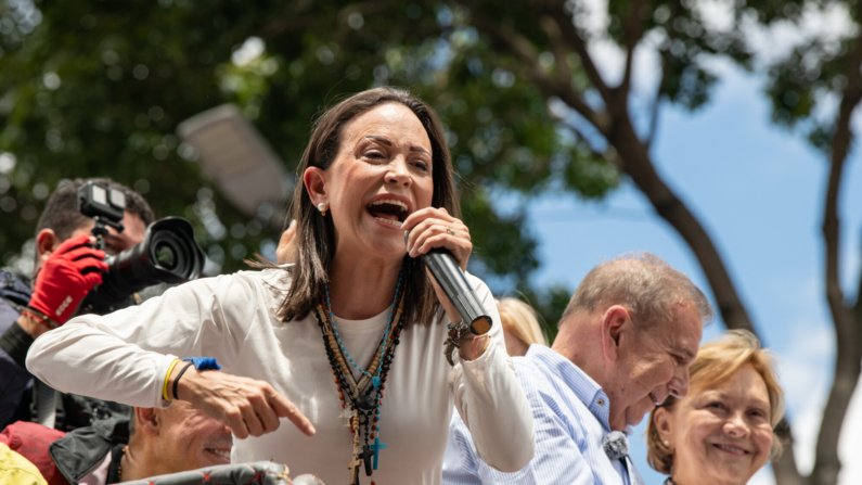 María Corina Machado habla con sus seguidores durante una protesta contra el resultado de las elecciones presidenciales el 30 de julio de 2024 en Caracas, Venezuela. (Alfredo Lasry R/Getty Images)