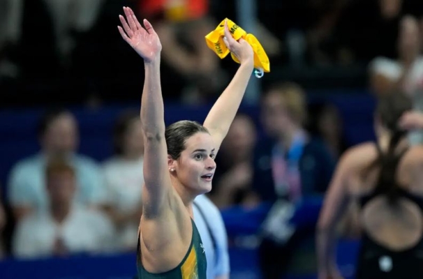 Kaylee McKeown celebra tras ganar la final femenina de los 100 metros espalda en Nanterre, Francia, el 30 de julio de 2024. (Ashley Landis/Foto AP)