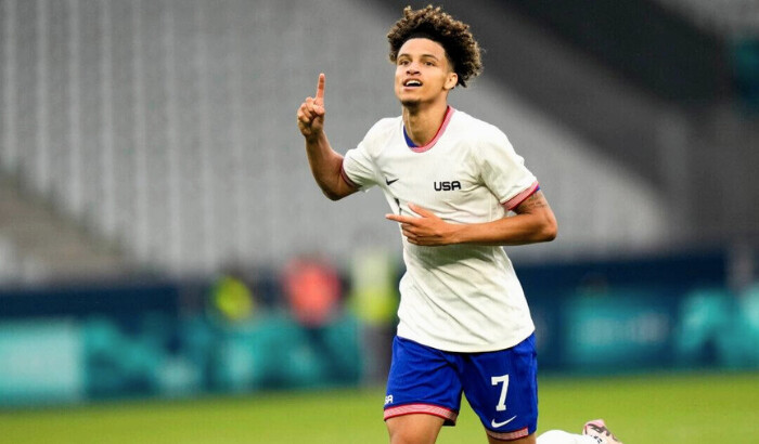 Kevin Paredes celebra anotar el tercer gol de Estados Unidos durante un partido de fútbol masculino de los Juegos Olímpicos de Verano contra Guinea en Saint-Etienne, Francia, el 30 de julio de 2024. (Silvia Izquierdo/AP Foto)