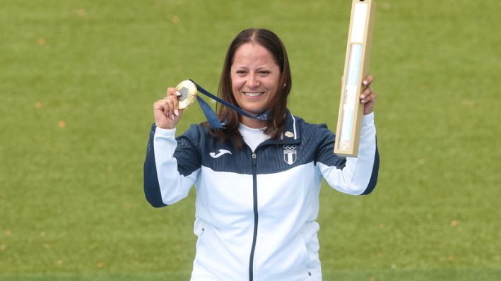 La medallista de oro Adriana Ruano Oliva del equipo de Guatemala celebra en el podio en la ceremonia de entrega de medallas de tiro al plato femenino en el quinto día de los Juegos Olímpicos de París 2024 en el Centro de Tiro de Chateauroux, el 31 de julio de 2024 en Chateauroux, Francia. (Charles McQuillan/Getty Images)