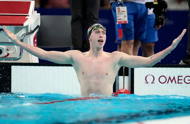 Daniel Wiffen celebra tras ganar la final masculina de 800 metros estilo libre en Nanterre, Francia, el 30 de julio de 2024. (Matthias Schrader/Foto AP)