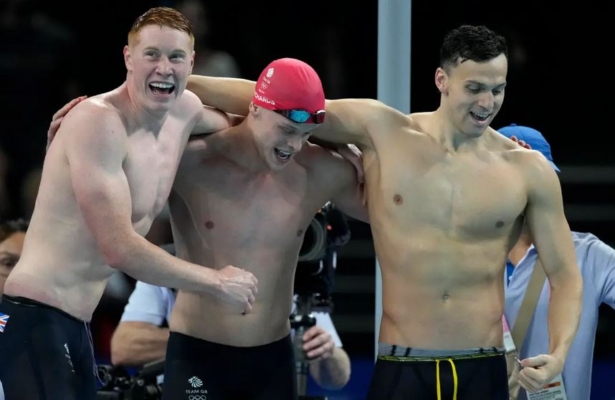 El equipo británico masculino de relevos 4x200 metros estilo libre celebra tras ganar en Nanterre, Francia, el 30 de julio de 2024. (Ashley Landis/Foto AP)