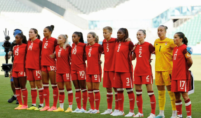 La selección femenina de fútbol de Canadá se alinea durante los himnos nacionales antes del partido con Nueva Zelanda el 25 de julio de 2024. (Reuters/Thaier Al-Sudani)