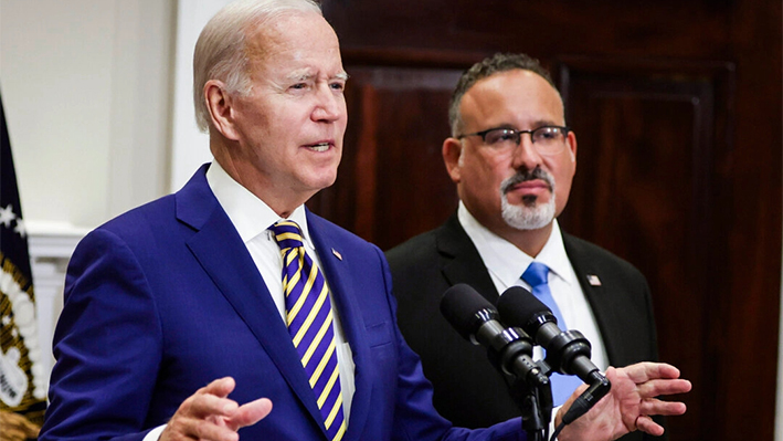 El presidente Joe Biden, acompañado por el secretario de Educación Miguel Cardona, habla sobre la deuda de préstamos estudiantiles en la Sala Roosevelt de la Casa Blanca en Washington el 24 de agosto de 2022. (Alex Wong/Getty Images)
