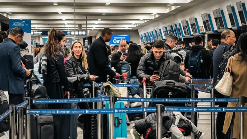 Pasajeros esperan en una fila de registro en el Aeroparque Jorge Newbery este miércoles 31 de julio de 2024, en Ezeiza (provincia de Buenos Aires). EFE/ Juan Ignacio Roncoroni