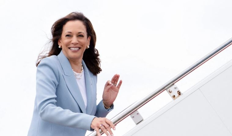 La vicepresidenta y candidata demócrata a la presidencia en 2024, Kamala Harris, sube a bordo del Air Force Two en la Base Conjunta Andrews en Maryland el 30 de julio de 2024. (Erin Schaff/AFP vía Getty Images)