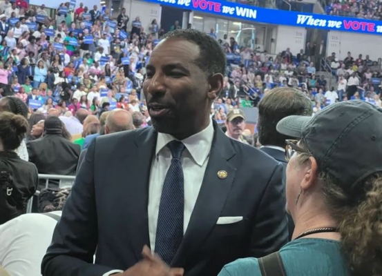 El alcalde de Atlanta, Andre Dickens, charla con los asistentes a un mitin de campaña de la vicepresidenta Kamala Harris en Atlanta, Georgia, el 30 de julio de 2024. (Lawrence Wilson/The Epoch Times)