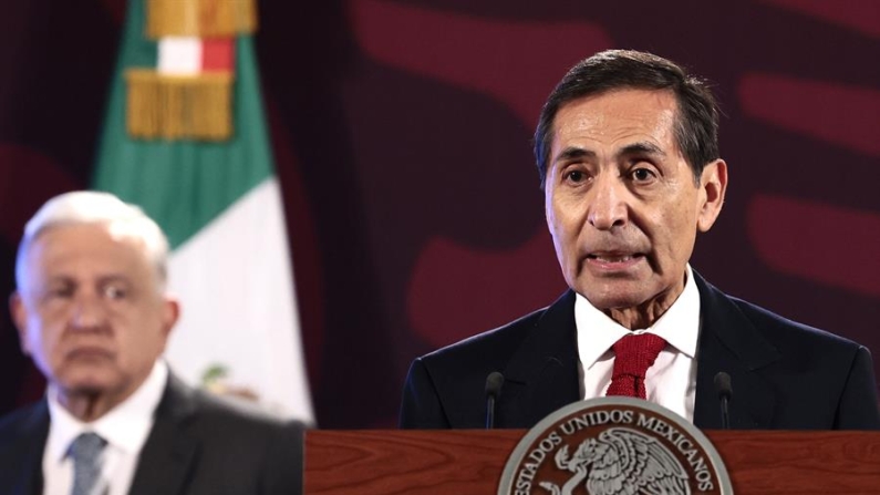 El secretario de Hacienda, Rogelio Ramírez de la O, participa en una conferencia de prensa matutina el 31 de julio de 2024, en el Palacio Nacional de Ciudad de México (México). EFE/José Méndez