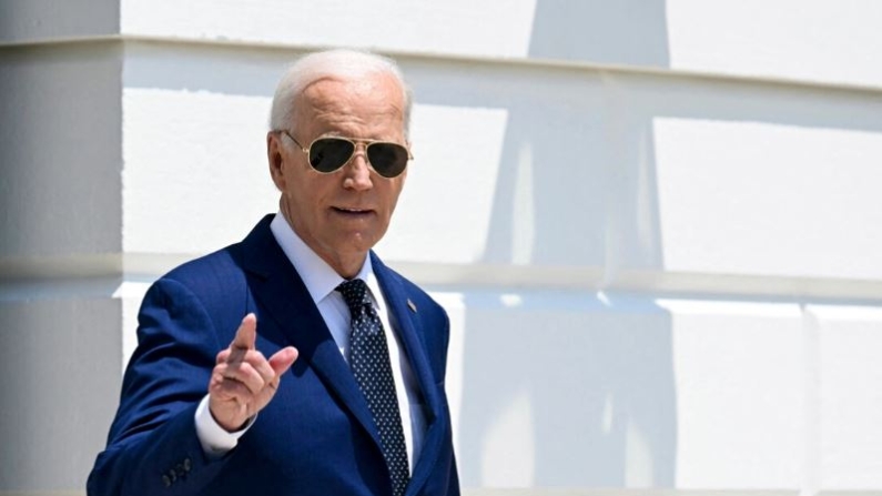 El presidente Joe Biden indica mientras camina para abordar el Marine One en el Jardín Sur de la Casa Blanca en Washington, el 29 de julio de 2024. (Jim Watson/AFP vía Getty Images)