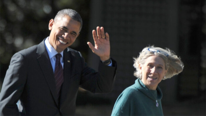 El presidente Barack Obama camina con la asesora principal de la Casa Blanca Anita Dunn en el Kingsmill Resort en Williamsburg, Virginia, el 16 de octubre de 2012. (Mandel Ngan/AFP vía Getty Images)