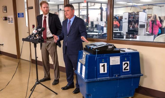 El registrador Stephen Richer (iz) y el presidente de la Junta de Supervisores de Maricopa, Bill Gates, hablan en el Centro de Elecciones y Tabulación del condado de Maricopa en Phoenix el 8 de noviembre de 2022. (John Moore/Getty Images)