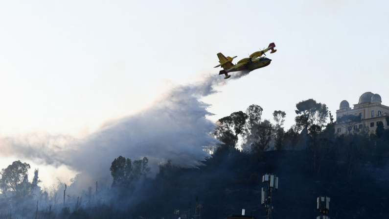 Un Canadair lanza agua mientras se declara un gran incendio en la zona de Monte Mario, en Roma (Italia), el 31 de julio de 2024. (Isabella Bonotto/AFP vía Getty Images)