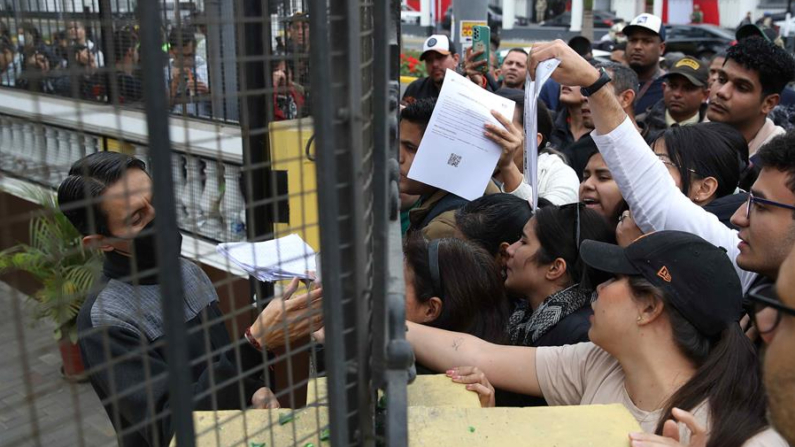 Fotografía de archivo donde aparecen ciudadanos venezolanos a las afueras de la Embajada de Venezuela en Lima, Perú. EFE/ Paolo Aguilar