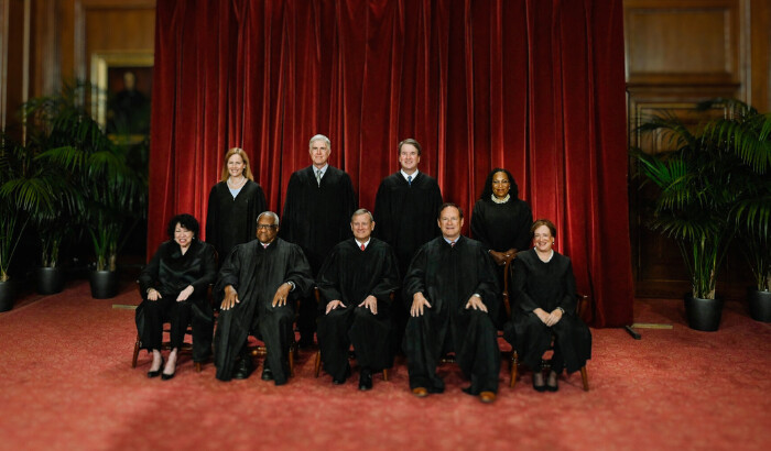 (De izq. a der.) Los jueces de la Corte Suprema Sonia Sotomayor, Amy Coney Barrett, Clarence Thomas, Neil Gorsuch, el presidente de la Corte Suprema John Roberts, el juez asociado Brett Kavanaugh, Samuel Alito, Ketanji Brown Jackson y Elena Kagan posan para una foto grupal en la Corte Suprema el 7 de octubre de 2022. (Olivier Douliery/AFP vía Getty Images)
