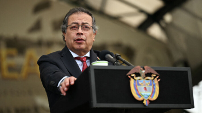 El presidente colombiano Gustavo Petro pronuncia un discurso durante una ceremonia militar en la escuela militar José María Córdova en Bogotá el 09 de julio de 2024. (Luis Acosta/AFP vía Getty Images)