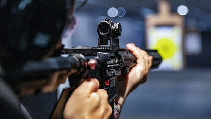 Un rifle AR-15 en el campo de tiro táctico FT3 en Stanton, California, el 3 de mayo de 2021. (John Fredricks/The Epoch Times)
