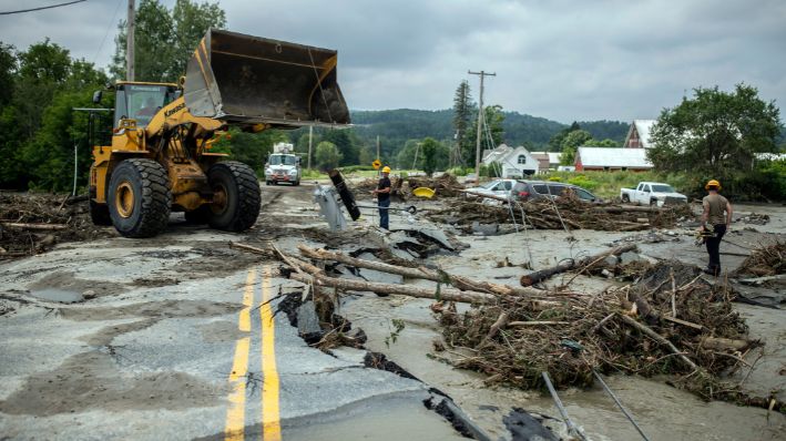 Trabajadores retiran escombros tras los daños causados por las inundaciones en Lyndon, Vermont, el martes 30 de julio de 2024. (Foto AP/Dmitry Belyakov)