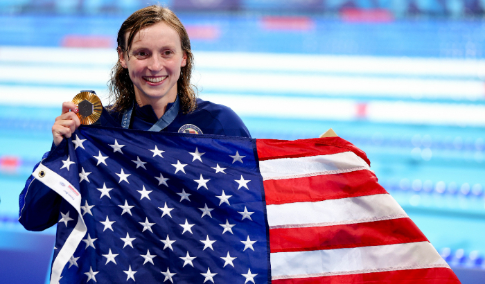 La medallista de oro Katie Ledecky del Equipo de EE.UU. posa con la bandera de EE.UU. después de la ceremonia de entrega de medallas de los 1500 metros estilo libre femenino en el quinto día de los Juegos Olímpicos, en Nanterre, Francia, el 31 de julio de 2024. (Maddie Meyer/Getty Images)