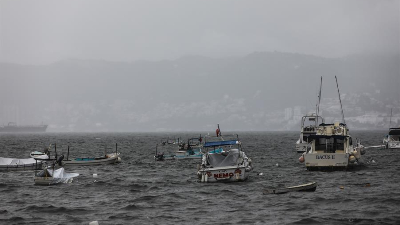 Imagen de archivo de varios botes y embarcaciones que permanecen en el malecón de Acapulco, el cual se encuentra cerrado a la navegación debido a una tormenta tropical. EFE/ David Guzmán