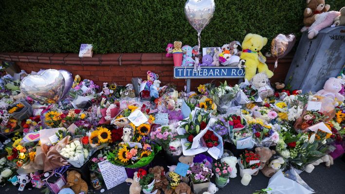 Flores y juguetes se colocan en la intersección de Tithebarn Road y Hart Street en Southport, Inglaterra, el miércoles 31 de julio de 2024, después de que tres niñas fueran asesinadas en un ataque con cuchillo en un taller de verano con temática de Taylor Swift el lunes. (James Speakman/PA vía AP)