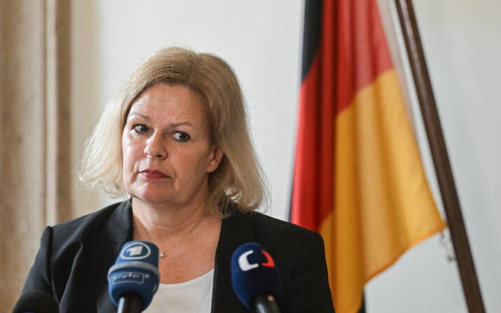 La ministra del Interior alemana, Nancy Faeser, asiste a una conferencia de prensa en la Embajada de Alemania en Praga, República Checa, el 3 de mayo de 2024. (Michal Cizek/AFP/Getty Images)