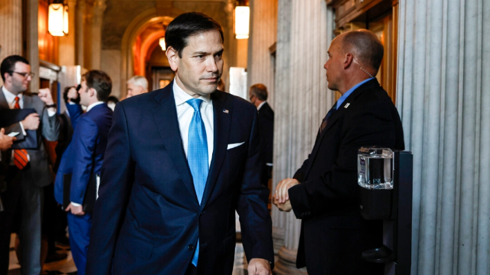 El senador Marco Rubio (R-Fla.) camina por el Capitolio de EE.UU. el 2 de agosto de 2022. (Anna Moneymaker/Getty Images)