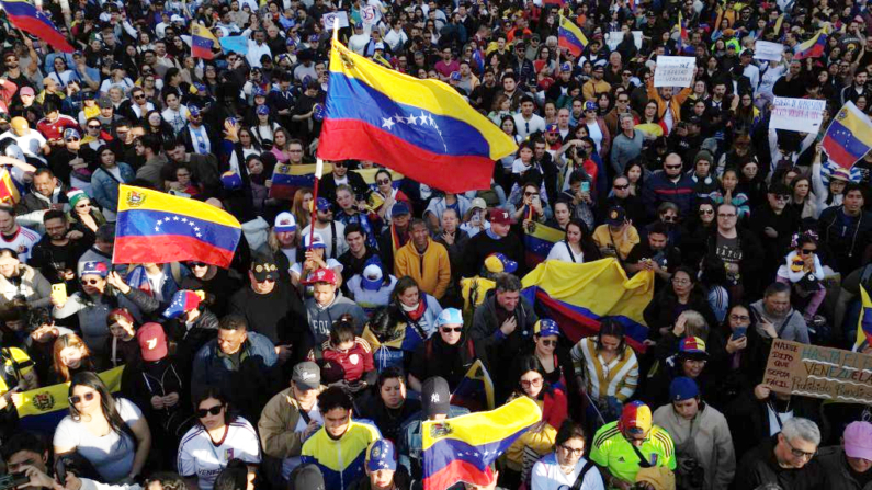 Vista aérea de venezolanos residentes en Argentina manifestándose contra los resultados de las elecciones presidenciales de Venezuela en Buenos Aires el 3 de agosto de 2024. (Toma Cuesta/AFP vía Getty Images)