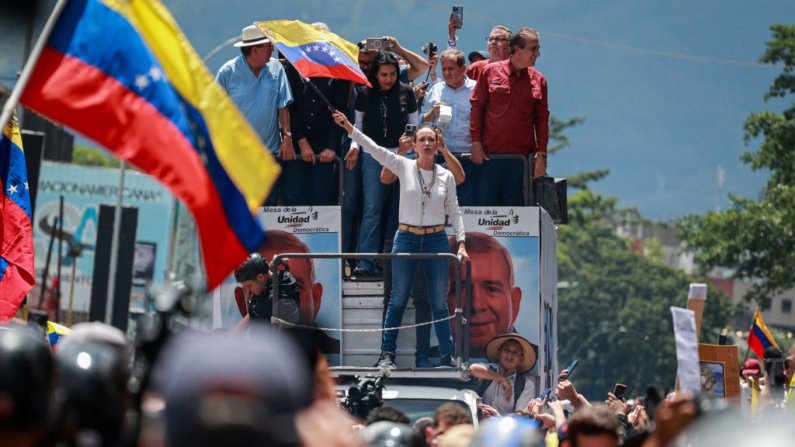 La líder opositora María Corina Machado ondea una bandera venezolana durante la protesta opositora 'Gran Protesta Mundial por la Verdad' el 17 de agosto de 2024 en Caracas, Venezuela. (Jesús Vargas/Getty Images)