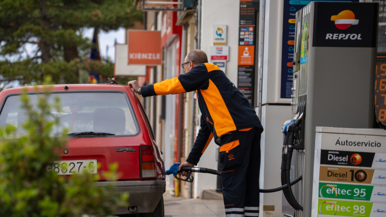 Imagen de archivo de una gasolinera en el centro de Teruel. EFE/Antonio García